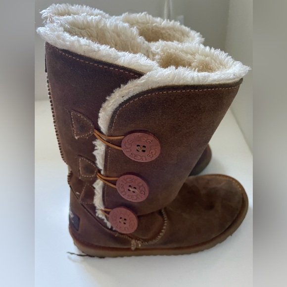 UGG Bailey Three Button Shearling Lined Boots Chestnut, Size 6W. - Picture 3 of 6